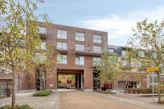 Ontdek dit prachtige duplex appartement, centraal gelegen in het commercieel centrum van Strombeek-Bever. Dit appartement biedt u de perfecte combinatie van modern wooncomfort op een uitstekende locatie, op wandelafstand van openbaar vervoer, scholen, supermarkten en het cultureel centrum van Strombeek-Bever.<br /><br />Indeling van het appartement:<br />Beneden:<br />- Ruime inkomhal met ruimte voor een vestiaire<br />- Aparte WC voorzien van een handwastafel<br />- Ruime open leefruimte <br />- Open bureauruimte<br />- Balkon 3m² vooraan en 2de terras 9m² achteraan met zicht op het binnenplein<br />- Volledig geïnstalleerde keuken <br />- Praktische berging met aansluiting voor wasmachine en droogkast<br /><br />Boven (verdieping):<br />- Nachthal<br />- Badkamer met ligbad, aparte douche en dubbele lavabo<br />- WC<br />- 3 slaapkamers (18, 12 en 11m²)<br />- Overdekt terras (11m²)<br /><br />Er zijn verder 2 ruime kelders (14m²) inbegrepen in de prijs. Er is een gemeenschappelijke en beveiligde fietsenstalling aanwezig.<br /><br />Extra's: <br />Autostaanplaats mogelijk voor + €25.000.<br /><br />Dit ruime duplex appartement in de gewilde Residentie "Ijsfabriek" is de ideale woning voor wie op zoek is naar comfort, ruimte en een centrale ligging.<br /><br />Bestuursmaatregelen in het maatregelenregister: nee