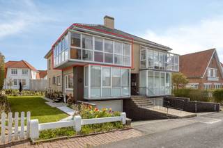 Ruim vernieuwd hoekappartement (90m²) in een kleinschalige villa-residentie, rustig gelegen in de residentiële wijk te Koksijde-Bad. Het...