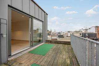  Wonen in het centrum, mét ruimte en uitzicht? Dit lichtrijke duplex appartement op de bovenste verdieping heeft het allemaal: een ruim terras...