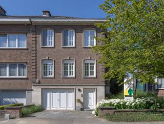 Statige bel-étage woonst met prachtige tuin en ruime woonoppervlakte. Gelegen in een rustige en fleurige straat nabij invalswegen en openbaar vervoer.