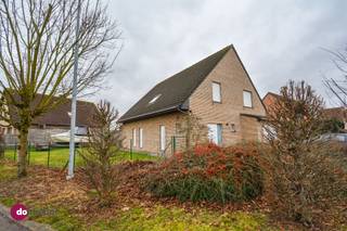 <p><span>Ruime gezinswoning met 5 slaapkamers in de Planetenwijk in Boortmeerbeek</span></p><p><span> </span></p><p><span>Ben je op zoek naar een ruime gezinswoning op een mooi perceel, en dit in een rustige en aangename buurt? Zoek niet verder! Ontdek deze mooie woning in de Marsweg, midden in de geliefde Planetenwijk!</span></p><p><span> </span></p><p><span>Via de inkomhal met apart toilet kom je meteen in de ruime en lichtrijke leefruimte met een gezellig zit- en eetgedeelte. Aansluitend bevindt zich de volledig ingerichte keuken met een praktische, ruime koele berging.</span></p><p><span> </span></p><p><span>Via de trap in de hal kom je op de eerste verdieping. Hier bevinden zich 5 slaapkamers -waarvan 2 kleinere- en een badkamer met een ligbad, douche, toilet &amp; dubbele wastafel. Daarnaast is er een ruime stockagezolder over de volledige verdieping, ideaal voor het opbergen van seizoensspullen. </span></p><p><span> </span></p><p><span>Wil je je wagen graag droog en veilig parkeren? Dan is de inpandige garage een absolute troef. Ook voor fietsen en extra bergruimte biedt deze garage een duidelijke meerwaarde. Op de oprit kan je meerdere wagens parkeren.</span></p><p><span> </span></p><p><span>Tot slot is er de tuin, die de woning volledig omringt en uitnodigt om in alle rust te genieten. </span></p><p><span> </span></p><p><span>Kortom: een woning met tal van troeven, veel ruimte en een rustige ligging een echte aanrader!</span></p><p><span> </span></p><p><span>Interesse in een bezoek? Contacteer ons!</span></p><p><span> </span></p><p><span>015 20 36 00 - info@domoxim.be</span></p><p><span> </span></p><p><span>domoXim. Waar dromen thuis komen!</span></p><p><span> </span></p><p><span>Ook de waarde kennen van je </span><span>eigen</span><span> woning? Wij geven je graag advies.</span></p>