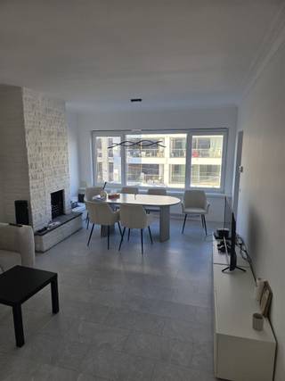 <h3><span>Gerenoveerd appartement van 80 m² met zuidgericht terras in Wilrijk</span></h3><p><span>Volledig gerenoveerd en instapklaar appartement van </span><span>80 m²</span><span>, gelegen aan de </span><span>Kleinesteenweg 30 in Wilrijk</span><span>.</span></p><p><span>Het appartement heeft een aangename en ruime leefruimte met veel lichtinval. De keuken is volledig uitgerust met een oven met microgolf- en heteluchtfunctie, een inductiekookplaat, vaatwasser en een Amerikaanse koelkast.</span></p><p><span>Via de grote slaapkamer heb je rechtstreeks toegang tot het </span><span>zuidgerichte terras</span><span>. De slaapkamer zelf biedt voldoende ruimte voor een groot bed en kasten.</span></p><p><span>De badkamer is voorzien van een </span><span>inloopdouche</span><span> en er zijn aansluitingen aanwezig voor zowel een wasmachine als een droogkast. Het toilet is apart en beschikt over ventilatie.</span></p><p><span>Daarnaast is er een </span><span>grote berging</span><span>, wat handig is voor extra opslagruimte.</span></p><p><span>Het appartement werd volledig gerenoveerd en is daardoor meteen instapklaar. Met het </span><span>EPC-label B</span><span>, de vele lichtinval, het zuidgerichte terras en de praktische indeling is dit een appartement waar je zonder werken meteen kunt intrekken.</span></p><p><span>Interesse? Neem gerust contact op voor meer informatie of om een bezoek in te plannen.</span></p>
