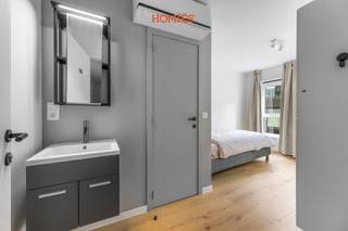Deze verzorgde studentenkamer maakt deel uit van Residentie De Toewip, een volledig vernieuwd project in het centrum van Leuven. De unit beschikt over een eigen badkamer en wordt volledig bemeubeld opgeleverd. Dankzij de energiezuinige renovatie, de individuele warmtepomp en het EPC A-label geniet de bewoner van een comfortabel verblijf met beperkte energiekosten. Het gebouw beschikt over een gemeenschappelijke keuken, een ruim terras en een fietsenstalling. Dankzij de topligging in één van de meest gegeerde studentensteden van België vormt deze kamer een interessante investering voor de lange termijn. Brochure beschikbaar op aanvraag. Stedenbouwkundige inlichtingen in aanvraag. Verkoop onder het BTW-stelsel. Interesse? Contacteer ons via info@homies.be of 016 22 82 22. HOMIÉS, an Eye for Immo.