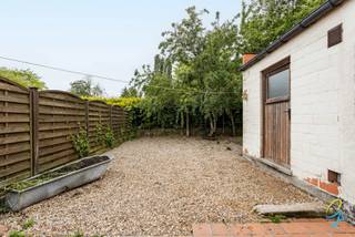 Te renoveren woning met veel potentieel in het hart van Lede. <br />Dankzij de grote ruimtes en royale volumes biedt deze eigendom tal van mogelijkheden voor wie op zoek is naar een woning die volledig naar eigen smaak kan worden ingericht. <br />De ruime indeling vormt de perfecte basis voor een comfortabel gezinshuis, een combinatie van wonen en werken of een interessant investeringsproject. Met de nodige renovaties kan deze woning uitgroeien tot een unieke eigendom op een vlot bereikbare locatie nabij alle voorzieningen.<br />Graag een bezoek bel Els 0472/61.58.67 of mail els@cornelis-goeman.be