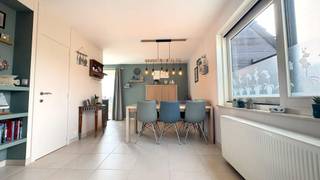 Ruim lichtrijk instapklaar appartement met 2 slaapkamers in het centrum van De Panne.<br /><br />Inkomhal, woonkamer met terras, open en ingerichte keuken met terras, twee slaapkamers, badkamer met dubbele wastafel, douche en aansluiting voor de wasmachine en apart toilet.<br /><br />Mogelijkheid tot het aankopen van twee ondergrondse garageboxen.<br /><br />Elektriciteit conform - Ideaal als tweede verblijf of investering.<br /><br />EPC: 248 kWh / m² (/jaar)<br /><br />Meer info, virtueel bezoek in documenten op www.immodepanne.be