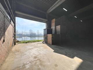 <u><strong>Benaderende bruto-AFMETINGEN: </strong></u><br />Magazijn: 830m²  (30 x 27,67m).<br />Ruim verhard gemeenschappelijk parkeerterrein met slagboom.<br /><br /><u><strong>AFWERKING:</strong></u><br />- Betonnen constructie <br />- Gevelwanden in betonpanelen <br />- Gepolierde en gewapende betonvloer<br />- Automatische poort (h: 5,45m; b: 11,0m)<br />- Afzonderlijke inkomdeur<br />- TL-verlichting<br />- Vrije hoogte 7,90m<br /><br /><u><strong>NUTSVOORZIENINGEN:</strong></u><br />Elektriciteit (63A) met tussenteller. Gemeenschappelijk sanitair.<br /><br /><u><strong>TOEGANGSWEGEN</strong></u>:<br />Binnenunit met brede doorgang van en naar de loods binnen een industriële site van 1,5ha.<br /><br /><u><strong>BESTEMMINGSMOGELIJKHEDEN:</strong></u><br />Zone voor milieubelastende industrieën.<br />Opslag, productie, bewerking en verwerking van goederen.<br /><br /><u><strong>LIGGING:</strong></u><br />De loodsen aan Kaaistraat 5 in Kerkhove (deelgemeente van Avelgem) liggen in de Scheldevallei, in een zone met (watergebonden) bedrijvigheid langs de rivier de Schelde. Vlakbij het rondpunt naar N8 (Oudenaardsesteenweg-Brugstraat) en N36 (Bruggesteenweg). E17 bereikbaar binnen ca. 20 minuten rijden.<br /><br /><u>* Bijzonderheden:</u><br />- Beschikbaar 1 mei 2026<br />- Geen gemene kosten !<br />- Weegbrug aanwezig op de site 3 x 18m.<br />- Vermelde prijzen zijn excl. onroerende voorheffing (1m forfaitair), voorschot nutsen (€100/m) en BTW.<br />- Onze referentie op <strong>www.centro.be</strong>: <strong>P0498-P4</strong> of contacteer ons op <strong>050 70 01 02</strong>.
