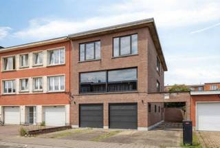 <p><span><strong>Stijlvolle, volledig vernieuwde halfopen bebouwing met grote garage en ruime tuin</strong></span></p><p><span><span>Ben je op zoek naar een ruime, instapklare </span><strong>halfopen bebouwing</strong><span> in een rustige, groene omgeving én toch vlak bij de stad? Dan is deze volledig gerenoveerde woning in de geliefde wijk </span><strong>Ertbrugge</strong><span> in Deurne precies wat je zoekt. Het halfopen karakter zorgt niet alleen voor extra lichtinval en privacy, maar ook voor een gevoel van ruimte en vrijheid dat je in een rijwoning vaak mist. Hier woon je in een residentiële buurt met veel charme, omgeven door natuur en historische elementen.</span></span></p><p><span><strong>Indeling en troeven:</strong></span></p><p><span><span>Bij binnenkomst valt meteen de </span><strong>industriële en strakke look</strong><span> van de woning op, met hoge plafonds, grote aluminium raampartijen en een moderne afwerking.</span></span></p><ul><li><span><strong>Leefruimte (70 m²):</strong><span> de royale leefruimte vormt het hart van de woning. Dankzij de halfopen structuur geniet je hier van veel natuurlijke lichtinval langs drie gevels. De open indeling laat de zithoek, eetruimte en keuken naadloos in elkaar overvloeien. De moderne vloer en plafond benadrukken de industriële stijl.</span></span></li><li><span><strong>Keuken:</strong><span> de nieuwe strakke keuken, volledig uitgerust met moderne inbouwtoestellen, enorm veel kastruimte en een groot kookeiland.</span></span></li><li><span><strong>Tuin (210 m²):</strong><span> De tuin is volledig aangelegd en biedt privacy, groen en voldoende ruimte voor kinderen om te spelen of om vrienden te ontvangen voor een BBQ. Het halfopen karakter zorgt ervoor dat de tuin extra luchtig en open aanvoelt.</span></span></li><li><span><strong>Garage (85 m²):</strong><span> een absolute troef van deze woning is de enorme garage op het gelijkvloers, waar zich ook de wasruimte bevindt. Met dubbele automatische poorten is er ruimte voor meerdere wagens, moto's of aanhangwagens. Via de garage heb je rechtstreeks toegang tot de tuin. Bovendien is er een oprit voor de woning die plaats biedt aan vier wagens.</span></span></li><li><span><strong>Slaapkamers:</strong><span> op de verdieping bevinden zich drie ruime slaapkamers. De </span><strong>master bedroom</strong><span> beschikt over een eigen ensuite badkamer met inloopdouche, dubbele lavabo en een aparte dressing, waardoor dit een echte privéruimte is binnen de woning.</span></span></li><li><span><strong>Extra ruimtes:</strong><span> naast de slaapkamers zijn er een aparte </span><strong>speelkamer</strong><span> en een bureau, ideaal voor thuiswerk of studerende kinderen. Vanuit de bureauruimte leidt een trap rechtstreeks naar de tuin, wat een originele en praktische verbinding creëert tussen binnen en buiten.</span></span></li><li><span><strong>Badkamers:</strong><span> de woning heeft in totaal twee badkamers, waarvan één ensuite bij de master bedroom, en een tweede badkamer voor de andere slaapkamers. Daarnaast is er een apart gastentoilet op het eerste verdiep.</span></span></li><li><span><strong>Technieken:</strong><span> de woning is uitgerust met een </span><strong>energiezuinig warmtepompsysteem</strong><span>, dat niet alleen voor verwarming zorgt, maar ook dienstdoet als airco tijdens warme zomerdagen. Het EPC, net geen label B, zorgt voor een laag energieverbruik.</span></span></li></ul><p><span><strong>De wijk Ertbrugge: wonen in groen en rust</strong></span></p><p><span><span>Deze woning ligt in de mooie wijk </span><strong>Ertbrugge</strong><span>, een van de meest gegeerde buurten van Deurne. Hier geniet je van een unieke combinatie van rust, ruimte en groen, met het statige </span><strong>Kasteel Ertbrugge</strong><span> en het omliggende Ertbruggebos letterlijk om de hoek. Dit beschermd natuurgebied biedt idyllische wandelpaden en een landschap vol historische charme.</span></span></p><p><span><span>Op korte afstand bevindt zich ook het uitgestrekte </span><strong>Provinciaal Groendomein Rivierenhof</strong><span>, het grootste park van Deurne. Het Rivierenhof is dé plek voor wandelingen, joggen, fietsen, vijverpartijen, kastelen en culturele evenementen zoals zomerconcerten en openluchttheater.</span></span></p><p><span><span>De wijk Ertbrugge staat bekend om haar rustige straten, residentieel karakter en uitstekende ligging. Winkels, scholen, openbaar vervoer en belangrijke invalswegen zijn vlot bereikbaar, terwijl je toch volop van de groene omgeving kunt genieten. Het is een buurt waar zowel gezinnen als rustzoekers zich meteen thuis voelen.</span></span></p><p> </p><p><span><span> </span></span></p><p><span><span> </span></span></p>