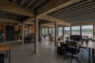 Dé ideale werkplek op toplocatie in het hart van de stad.De Urban Hub: een moderne en ruime locatie aan het heraangelegde Conservatoriumplein, waar...