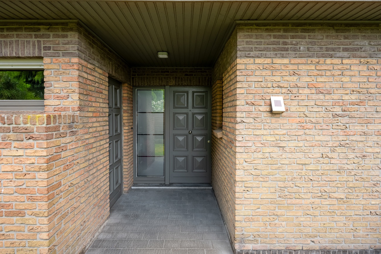 Degelijke open gelijkvloerse woning met inpandige garage en grote tuin op een rustige locatie nabij het centrum van Oostakker! - foto 4