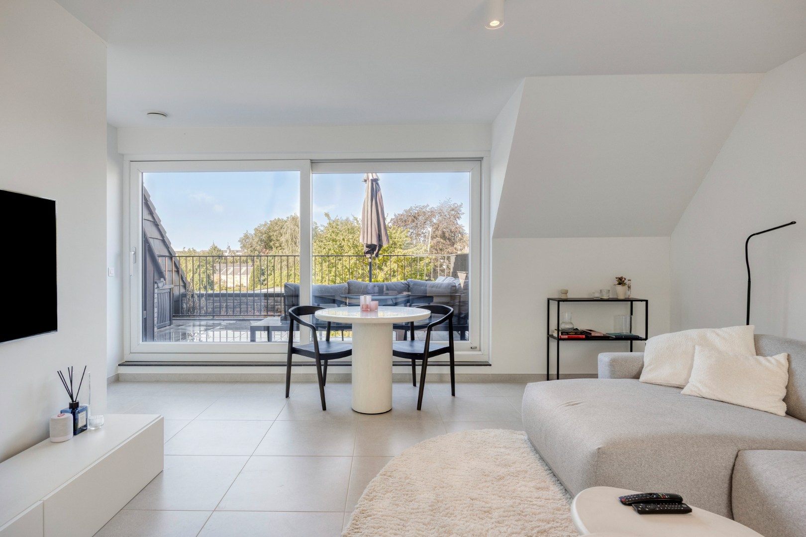 Recent appartement met 1 slpk, ruim terras en zolder in het centrum van Mol. - foto 4