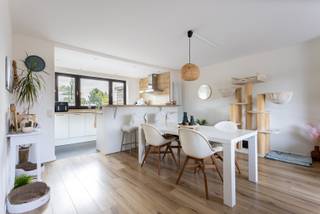 Bent u op zoek naar een 2 slaapkamer appartement met groot terras op de bovenste verdieping in een verzorgd klein gebouw? Dan heeft u wellicht gevonden wat u zoekt? <br /><br />Indeling:<br />U betreedt het appartement via de inkomhal.Deze geeft doorgang aan alle ruimtes. Via de inkomhal heb je ook toegang tot het ruime terras van 40m² dat zich over het hele gebouw uitstrekt. De sfeervolle woonkamer biedt voldoende plaats voor zowel een gezellige zithoek als een volwaardige eettafel. Ook tref je hier de open keuken aan met zicht op de velden achteraan. Deze is voorzien van alle toestellen voor dagelijks comfort. <br /><br />Centraal in het appartement vindt u de moderne badkamer met douche, dubbele lavabo met bijhorend meubel. Het gastentoilet is apart en daar is ook plaats voor wasmachine en droogkast. <br /><br />Achteraan zijn er twee slaapkamers.<br /><br />Ligging:<br />Gelegen op een bijzonder goed bereikbare en centrale locatie, met winkels, openbaar vervoer en groen in de nabije omgeving. Hier woont u rustig en toch centraal, met alle comfort binnen handbereik.<br /><br />Troeven van dit appartement:<br />- Gerenoveerd in 2020<br />- Overal ramen met dubbele hoogrendementsbeglazing<br />- Conform elektrisch keuringsattest<br />- Verzorgd gebouw <br />- Instapklaar, ruim en lichtrijk<br />- Privé terras (40m²)<br />- Mogelijkheid tot aankoop garagebox of berging<br /><br />Interesse?<br />Voor meer informatie of een bezoek ter plaatse, contacteer One Vastgoed op 03 360 85 30.