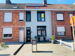 Sint-Andries, supergoede ligging, vlakbij alle winkels, scholen, zwembad, sportfaciliteiten.<br />Uiterst verzorgd INSTAPKLAAR <u>ENERGIEZUINIG</u> woonhuis (totale renovatie 2019) met grote, zonnige <u>ZUIDWEST</u>gerichte aangelegde terrastuin en prachtig ingericht HUISJE achteraan in de tuin, <br />Omvat: voortuin, inkomhal met vestiaire, ruime living, ingerichte gezellige zit- en kookkeuken, moderne badkamer met inloopdouche en apart toilet, veranda, ruime ingerichte bijkeuken met dressingkasten, wasplaats met aansluiting wasmachine en droogkast en bergruimte voor extra frigo's.<br />Prachtig aangelegd ZUID WESTgerichte terrastuin, gans de dag ZON.  Op het einde van de tuin een ontzettend charmant huisje in Franse eik met pelletkachel,<br />Boven 3 slaapkamers, zolderruimte met geïsoleerd dak.<br />Nieuwe pvc ramen (2023) met <u>driedubbe</u>lglas, top kwaliteit met vliegramen en electrische rolluiken. Centrale verwarming op aardgas, airco's( koelen en warmen) ( Daikin) in keuken, veranda en drie slaapkamers , 13 ZONNEPANELEN. Alle daken werden vernieuwd en geïsoleerd.  Een vijfpuntslot voordeur.<br /><br />Een Pareltje!  Juist verhuizen !