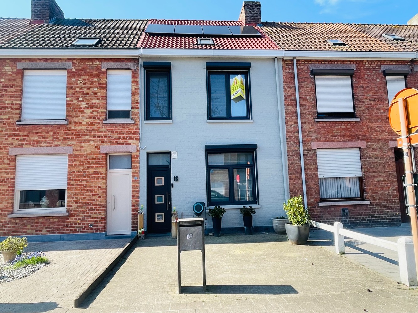 Sint-Andries,Uiterst verzorgd INSTAPKLAAR ENERGIEZUINIG woonhuis ( reno 2019) met grote, zonnige ZUIDWESTgerichte aangelegde terrastuin en prachtig ingericht HUISJE achteraan in de tuin, - foto 2