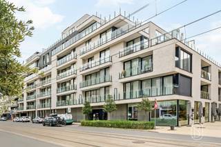 Op zoek naar een comfortabele en energiezuinige serviceflat in Koksijde? Leuke centrale ligging. Tevens ideale investering. Deze aangename assistentiewoning met 1 slaapkamer, terras en EPC-label A combineert zelfstandig wonen met het comfort van een serviceflat.De flat beschikt over een lichtrijke leefruimte met aansluitend een ingerichte keuken en toegang tot het terras. Daarnaast is er een afzonderlijke slaapkamer en de nodige ruimte om comfortabel en praktisch te wonen.Dankzij het EPC-label A geniet u bovendien van een bijzonder energiezuinige woonomgeving. Het terras vormt een mooie extra troef en biedt een aangename plek om buiten te genieten.Deze serviceflat is een interessante keuze voor wie op zoek is naar comfortabel en zelfstandig wonen in Koksijde, met de voordelen en ondersteuning die verbonden zijn aan een assistentiewoning.Interesse in deze serviceflat in Koksijde? Neem gerust contact met ons op voor meer informatie of een bezoek.Te koop via Immo Beguin, jouw vastgoedexpert sinds 2009, met kantoren in Ronse, Waregem, Kortrijk, Deinze, Doornik, Lessines, Moeskroen en Nieuwpoort.Meer info of bezoek via loic@immobeguin.be