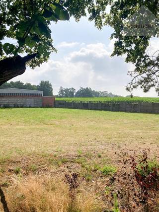 <br />Ben je op zoek naar een bouwgrond voor open bebouwing in Meerhout met een centrale maar rustige ligging? Ontdek dit perceel van 697 m² (6a 97ca) aan de Oude Vorstebaan, op korte afstand van het centrum.<br />Hier woon je in een aangename, landelijke omgeving met winkels, scholen, horeca en lokale handelaars binnen handbereik. Een ideale locatie voor wie comfortabel en rustig wil wonen, zonder in te boeten op bereikbaarheid.<br /><br /><strong>Troeven van dit perceel</strong>
<ul>
	<li>Perceeloppervlakte van 697 m²</li>
	<li>Geschikt voor open bebouwing</li>
	<li>Uitzonderlijke straatbreedte van 31 meter</li>
	<li>Perceeldiepte van ca. 37,44 m (links) en 7,51 m (rechts)</li>
	<li>Gegeerde ligging nabij het centrum van Meerhout</li>
</ul>
<br /><strong>Bouwvoorschriften</strong>

<ul>
	<li>Voorgevel op de voorgevelbouwlijn of binnen 6 meter diepte ervan, evenwijdig met de bouwlijn</li>
	<li>Maximale voorgevelbreedte: 12 meter</li>
	<li>Minimaal 3 meter afstand van de perceelsgrenzen aan beide zijden</li>
	<li>Achtergevel op maximaal 12 meter achter de voorgevel en binnen de bouwstrook</li>
</ul>
De geldende bouwvoorschriften en verkavelingsvergunning zijn beschikbaar op aanvraag. Voor bijkomende stedenbouwkundige informatie kan je steeds terecht bij ons kantoor.<br /><br /><br /><strong>Droom jij ervan om hier jouw eigen woning te realiseren?</strong><br />Neem vandaag nog contact met ons op voor alle informatie of een persoonlijk gesprek via info@sublimmo.be of bel ons op 014 84 83 69.