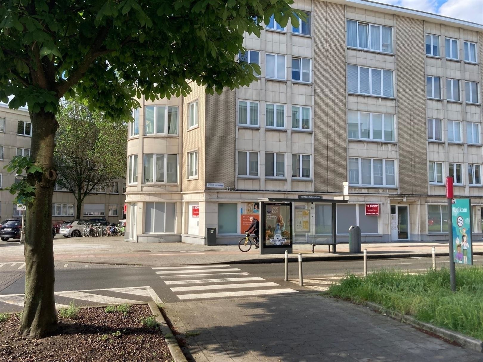 Bureau au coin d'une rue commerçante