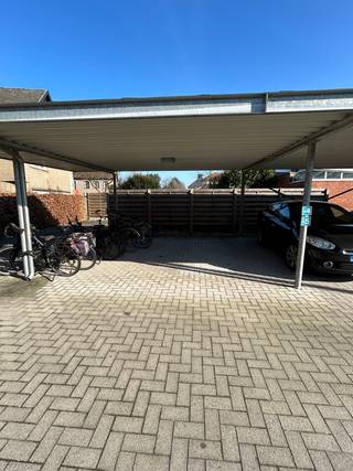 Deze overdekte autostaanplaats is ideaal gelegen midden in het centrum van Geel, namelijk in een zijstraat van de winkelstraat De Nieuwstraat.De...