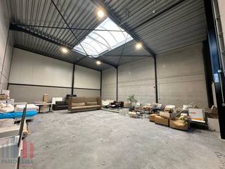 Nieuwbouw KMO-unit te huur met een oppervlakte van 180 m² en 2 privatieve parkeerplaatsen te huur. De magazijnruimte (brandklasse C) is opgebouwd uit...