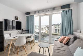 <p><strong>De Panne: Op te frissen penthouse met ruim zonneterras!</strong><br /> </p>

<p>Bent u op zoek naar een betaalbaar penthouse met tal van mogelijkheden? Dit op te frissen appartement, gelegen in de kleinschalige residentie ARIEL in het centrum van De Panne, biedt een unieke kans. Dankzij de centrale ligging, het ruime terras en het open zicht is dit de ideale uitvalsbasis aan zee, zowel als vaste woonst, tweede verblijf of investering.<br /> </p>

<h3><strong>Indeling</strong></h3>

<p>Bij het betreden van het appartement komt u in de lichtrijke leefruimte met zithoek en eethoek, die aansluit op de open keuken. Vanuit de leefruimte heeft u directe toegang tot het ruime en zongericht terras. De nachthal geeft toegang tot de badkamer met toilet, een eerste slaaphoek/kamer en een tweede slaapkamer. Deze slaapkamer biedt een prachtig open zicht op de gekende Houtsaegerduinen en beschikt bovendien over een extra balkon.Tot slot wordt het appartement aangeboden met een private kelderberging.<br /> </p>

<h3><strong>Troeven</strong></h3>

<ul><li>Penthouse met veel potentieel</li><li>Ruim en zonnig terras</li><li>Centrale ligging in De Panne</li><li>Ideaal als investering, tweede verblijf of eigen woonst</li></ul>
 

<p><strong>Meer informatie? Contacteer Frederick via 058/22.41.70.</strong></p>