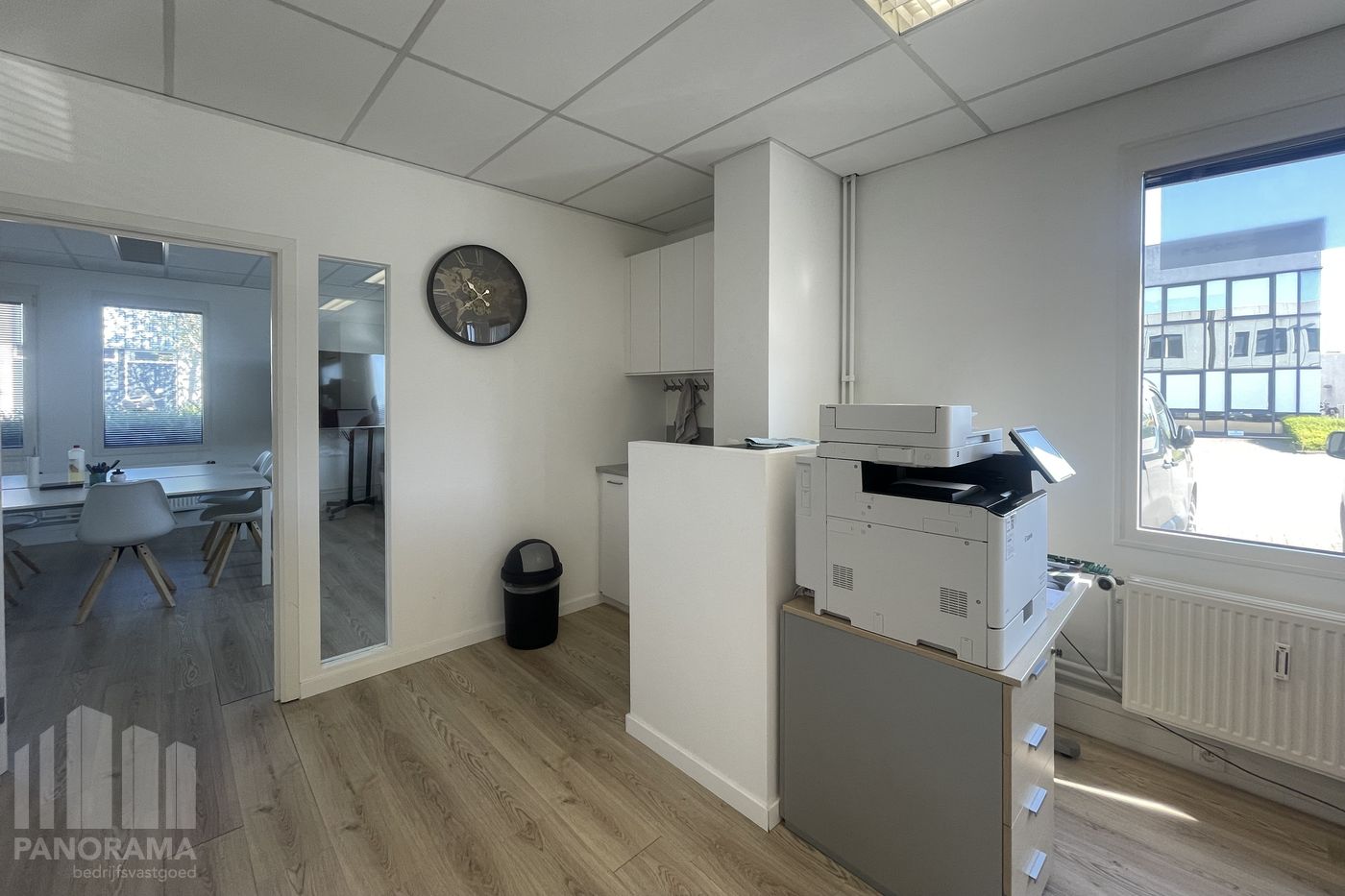 136 sqm of move-in ready offices with 78 sqm of storage space with prime location & excellent visibility! - photo 4