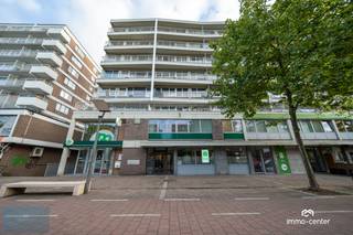 Dit verzorgd appartement bevindt zich in Genk Centrum en combineert comfort met een uitstekende ligging.<br /><br /><strong>Kenmerken:</strong><br /><br />-2 slaapkamers<br />-Lichtrijke leefruimte met toegang tot een balkonterras<br />- Keuken<br />-Badkamer.<br />-Massief parketvloer in de leefruimtes en de slaapkamers.<br />-Ramen met dubbel glas<br />-Recent  volledig geschilderd – instapklaar!<br /><br /><strong>Extra troeven:</strong><br /><br />Ondergrondse autostaanplaats inbegrepen.<br />Privé kelderberging.<br /><br />Een ideale woonst voor wie centraal wil wonen met alle comfort binnen handbereik.<br /><br />Bezichtiging: Baykal 0497 52 35 95.<br /><br /> 