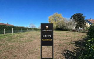 Prachtig villalot gelegen in een rustige, groene woonomgeving in Dikkelvenne (Gavere). Deze bouwgrond biedt de ideale basis voor het realiseren van een alleenstaande woning op maat.<br />Met een oppervlakte van ca. 1.020 m² geniet u hier van ruimte, privacy en een aangename ligging nabij scholen, winkels en sportfaciliteiten.<br />Bovendien zijn er vlotte verbindingsmogelijkheden naar Gent, Zottegem, Oudenaarde en Deinze.<br />Een unieke opportuniteit voor wie rustig wil wonen, met alle voorzieningen binnen handbereik.