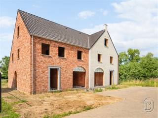 Kwalitatieve energiezuinige pastorij-nieuwbouwwoning met 3 (of mogelijkheid tot 4/5) slk, tuin en garage (of mogelijkheid van carport)Goedgelegen te Astene, nabij invalswegen, scholen en openbaar vervoer.INDELING: inkom en traphal, toilet, grote lichtrijke leefruimte met open geïnstalleerde keuken, berging en wasplaats, handige garage. Verder beschikken de woningen over een mooie tuinzone die aangelegd kan worden.Op de verdieping bevinden er zich 3 slaapkamers en de badkamer.TROEVEN: kwalitatieve afwerking, direct instapklaar, energiezuinig, zonnepanelen, dubbele beglazing mogelijkheid tot afwerken ruime zolder.Een bezoek is zeker mogelijk, neem contact met Emiel via: emiel@immobeguin.be*Prijzen zijn exclusief kosten (BTW, Registratierechten, Aansluitingskosten,...)