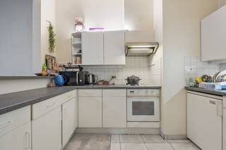 Dit verzorgd gelijkvloers appartement van ca. 100 m² bewoonbare oppervlakte is centraal gelegen nabij belangrijke invalswegen en het centrum...