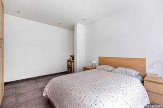 Dit aangename en lichtrijke 2-slaapkamerappartement is gelegen in een rustige straat, op steenworp van het Krugerpark.<br /><br />Het appartement bevindt zich op de tweede verdieping van een kleinschalig gebouw bestaande uit slechts twee entiteiten, waardoor er geen gemeenschappelijke kosten van toepassing zijn.<br /><br />Via de inkomhal betreedt u de leefruimte, die aansluit op een open en lichtrijke keuken. De keuken is uitgerust met een lichtkoepel en een schuifraam dat toegang biedt tot het terras. Verder beschikt de keuken over een vaatwasser, keramische kookplaat, afzuigkap en spoelbak.<br /><br />Aan de voorzijde van het appartement bevinden zich twee ruime slaapkamers. De aparte badkamer is voorzien van een douche, een dubbel lavabomeubel en aansluitingen voor een wasmachine en droogkast. Daarnaast is er een afzonderlijk toilet aanwezig.<br /><br />Het appartement beschikt over een gunstig EPC, privatieve meters en een kelderberging.<br /><br />Dankzij de gunstige ligging zijn openbaar vervoer en belangrijke invalswegen vlot bereikbaar. Het Krugerpark bevindt zich in de directe omgeving.