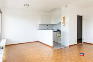 <p><span>MERKSEM | STUDIO MET RUIM TERRAS GELEGEN OP DE VIERDE VERDIEPING VAN VERZORGD GEBOUW MET LIFT | EPC B |</span></p><p><span>Indeling als volgt: inkomhal - leefruimte met slaaphoek - half-open keuken - ruim terras met open zicht - hal met vestiaire - badkamer met lavabo, toilet en ligbad. Privatieve kelder. </span></p><p><span> </span></p><p><span>Ideaal als starterswoning of als investering (zeer hoog rendement!). Winkels en openbaar vervoer liggen op wandelafstand.</span></p><p><span>Met de fiets of het openbaar vervoer bereik je snel en eenvoudig  het centrum van Antwerpen. </span></p><p><span> </span></p><p><span>Extra troeven: </span></p><p><span>* EPC B</span></p><p><span>* Rustige ligging doch centraal gelegen</span></p><p><span>* Verzorgd gebouw</span></p><p><span> </span></p><p><span>De gemeenschappelijke kosten bedragen circa 205 euro per maand (provisie verwarming, water, blokpolis, lift, minuterie, conciërge, syndicus, onderhoud algemeen, reservefonds...).</span></p><p><span> </span></p><p><span>Mis deze kans niet!</span></p>