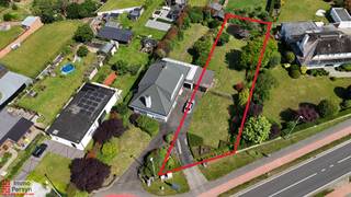 Bent u op zoek naar de ideale locatie om uw droomwoning te realiseren? Dan is deze bouwgrond voor open bebouwing aan de Weg Messelbroek in Zichem beslist een mooie opportuniteit.<br /><br />Met een perceeloppervlakte van 911 m² biedt deze bouwgrond voldoende ruimte voor het bouwen van een vrijstaande woning met een aangename tuin. De grond is gelegen in woongebied en geniet van een semi-landelijke omgeving, terwijl alle dagelijkse voorzieningen, scholen, winkels en openbaar vervoer zich in de nabije omgeving bevinden.<br /><br />Dankzij de perceelgrootte en de open bebouwingsmogelijkheden geniet u van maximale vrijheid bij het ontwerpen van uw toekomstige woning. Hier creëert u een thuis die volledig aansluit bij uw woonwensen, met ruimte voor een mooie tuin, terras en voldoende privacy.<br /><br />Een uitstekende kans voor wie op zoek is naar een bouwgrond met een vlotte verbinding naar Scherpenheuvel, Diest, Leuven en de omliggende gemeenten.<br /><br />Maak vandaag nog je afspraak voor meer informatie.<br />Mail naar info@immopersyn.be of bel 013 444 008.