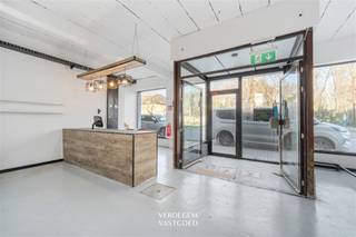 <p><span>Zichtbaar en bereikbaar<br /></span><span>Bij het binnenrijden van Zelzate, langs een strategische toegangsweg naar het centrum, geniet dit pand van zichtbaarheid, zeker voor wie wacht aan de brug. <br />Een plek waar dagelijks veel beweging is en dus veel aandacht. <br />Parkeren kan eenvoudig in de straat en in de nabije omgeving bevindt zich bovendien een openbaar plein met parking. <br />Ook het openbaar vervoer ligt op wandelafstand.<br /><br /></span><span>XL handelsruimte + zonnig appartement met groot terras<br /></span><span>Op het gelijkvloers bevindt zich een grote handelsruimte van ca. 284 m².<br />De raampartijen zorgen voor een uitstekende zichtbaarheid langs deze commerciële weg. <br />De open indeling laat toe de ruimte flexibel in te richten, waardoor het pand zich perfect leent voor uiteenlopende activiteiten zoals een winkel, atelier, showroom, kantoor, horeca of vrij beroep.<br />Achteraan zijn er bijkomende praktische ruimtes, waaronder een kitchenette en extra bergruimte. <br /><br />Boven het handelspand bevindt zich een lichtrijk appartement van ca. 100 m², bereikbaar via een aparte inkom. <br />Het appartement werd gerenoveerd in 2021 en beschikt over een grote leefruimte, keuken, drie slaapkamers, stijlvolle badkamer en een groot zonnig terras.<br /><br /></span><span>Extra<br /></span><span>/ elektriciteit conform<br />/ nieuwe centrale verwarmingsketel (HR condenserend)<br />/ warmwaterboiler<br />/ PVC-ramen met hoogrendementsbeglazing<br /><br /></span><span>Troeven<br /></span><span>/ commerciële ligging<br />/ voor eigen gebruik of verhuur<br />/ grotendeels gerenoveerd<br />/ een sterke basis voor een nieuw project<br /><br /><br /></span></p>