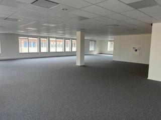 Mechelen Campus omvat een 60 m hoge toren en 10 lagere kantoorgebouwen, verbonden via een ondergrondse parking. Een mooie tuin met picknickruimte...