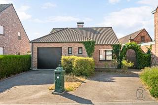 Op zoek naar een comfortabele woning op een centrale ligging? Deze aangename woning bevindt zich in het centrum van Wachtebeke, met winkels, scholen en openbaar vervoer vlakbij.De woning beschikt over een ruime en lichtrijke leefruimte die aansluit op de keuken. Daarnaast is er een handige berging aanwezig, ideaal als extra opslagruimte.Op de verdieping bevind zich een bijzonder ruime master bedroom. Op het gelijkvloers bevindt zich dan de gerenoveerde badkamer die het nodige comfort biedt en alsook nog een slaapkamer. Verder is de woning uitgerust met centrale verwarming op gas.Ook buiten heeft deze woning heel wat te bieden. De ruime en mooi aangelegde, zuidgerichte tuin vormt de ideale plek om volop van de zon te genieten. Dankzij de oprit en garage met elektrische poort beschikt u bovendien over voldoende parkeergelegenheid en extra opbergruimte.Een ideale woning voor starters, koppels of een klein gezin die centraal willen wonen met alle comfort binnen handbereik.Interesse in deze woning te koop in Wachtebeke? Contacteer luna@immobeguin.be