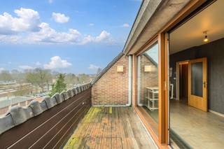 2-slaapkamer dakappartement te koop gelegen op de vierde verdieping langs de Stationsstraat te centrum Gistel. Vlakbij winkels, openbaar vervoer...