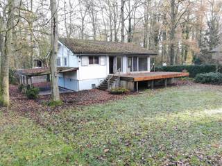 CHALET OP IDYLLISCHE LOCATIE TUSSEN IEPER EN HEUVELLAND DEZE CHARMANTE CHALET OP 1.175M², GELEGEN IN EEN RUSTIG EN GROEN RECREATIEGEBIED, NABIJ VELE...