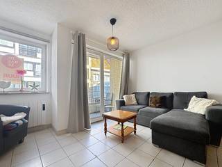 Op zoek naar een ruim en lichtrijk appartement aan de kust? Dit instapklare, volledig gemeubileerde 2-slaapkamer appartement in Oostende bevindt zich op de 1e verdieping met lift, op een absolute toplocatie aan de voet van de zeedijk.<br /><br />Indeling:<br />-Inkomhal<br />- Lichtrijke leefruimte<br />- een open, volledig ingerichte keuken met toestellen<br />- 2 volwaardige slaapkamers<br />- Badkamer met douche<br />- Apart toilet<br />- Berging met aansluiting voor wasmachine<br />- Terras zowel vooraan als achteraan<br /><br />Extra troeven:<br />- Volledig gemeubileerd en instapklaar<br />- Gelegen aan de voet van de zeedijk: direct aan het strand<br />- Lift aanwezig in het gebouw<br />- Zowel een terras aan de voor- als achterzijde (altijd een plekje in de zon of schaduw)<br />- Uitstekende ligging nabij zee, winkels en openbaar vervoer<br />- Fietsenberging<br /><br />Dit appartement combineert optimaal wooncomfort met een uitstekende ligging aan zee. Ideaal voor wie zorgeloos wil genieten van het kustleven.<br /><br />Geïnteresseerd in dit appartement te huur in Oostende?<br />Surf naar www.dewaele.com, zoek het pand op en klik op de rode knop "Vraag je bezoek aan". Vul kort je profiel in, en wij nemen daarna contact met je op voor een bezoek. Let op: telefonisch kunnen er geen afspraken gemaakt worden.<br /><br />Deze AI-visualisaties zijn bedoeld als inspiratie. Er werd geen rekening gehouden met technische specificaties, stedenbouwkundige voorschriften of de concrete mogelijkheden tot realisatie.