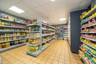 <h3><span>Ruim opbrengsteigendom met lift, garage en verhuurde handelsruimte</span></h3><p><span>Dit </span><span>veelzijdige opbrengsteigendom</span><span> aan de Lambrechtshoekelaan in Merksem combineert royale woonoppervlaktes met een interessante commerciële invulling. Het gebouw dateert van 1972 en werd in </span><span>2017 luxueus vernieuwd</span><span>. Dankzij de lift, airconditioning en gasverwarming geniet het pand van hedendaags comfort.</span></p><p><span>Op het </span><span>gelijkvloers</span><span> bevindt zich een ruime inkomhal met toegang tot de garage van ca. </span><span>52 m²</span><span>. Daarnaast is er een handelsruimte die momenteel verhuurd is als Poolse winkel voor </span><span>1.500 per maand + 1/3 van de onroerende voorheffing</span><span>.</span></p><p><span>De </span><span>eerste verdieping</span><span> beschikt over een oppervlakte van ca. </span><span>180 m²</span><span> en omvat een ruime hal met sanitair en garderobe, een royale living en een aangename leefkeuken met kookeiland. Bovendien bestaat er de mogelijkheid om een </span><span>dakterras</span><span> te creëren.</span></p><p><span>Op de </span><span>tweede verdieping</span><span>, eveneens ca. </span><span>180 m² groot</span><span>, vinden we een nachthal met toegang tot </span><span>4 slaapkamers en 2 badkamers</span><span>. Daarnaast beschikt deze verdieping over een esthetisch ingerichte studio.</span></p><p><span>De combinatie van </span><span>ruimte, lift, garage, commerciële verhuur en meerdere woonlagen</span><span> maakt dit pand interessant voor investeerders of wie wonen en werken wil combineren.</span></p><p><span>Troeven:</span></p><ul><li><span>Ca. 540 m² verdeeld over 3 bouwlagen </span></li><li><span>Luxueus vernieuwd in 2017 </span></li><li><span>Lift en airconditioning </span></li><li><span>4 slaapkamers + studio </span></li><li><span>3 badkamers </span></li><li><span>Garage van ca. 52 m² </span></li><li><span>Verhuurde handelsruimte </span></li><li><span>Mogelijkheid tot dakterras </span></li><li><span>EPC woning: B, EPC winkel: C</span></li></ul><p><span> </span></p><p><span>Interesse in dit veelzijdige pand? Contacteer ons via 03 646 66 55 of info@sinjoor.be.</span></p>