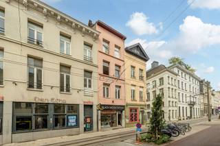 <p>Handelspand met karakter op toplocatie in het historisch centrum van Antwerpen</p><p>Gelegen op een uitstekende commerciële locatie in de Lange Nieuwstraat bevindt zich dit instapklare handelspand met een authentieke uitstraling. Dankzij de grote etalage, de open indeling en de centrale ligging biedt dit pand een uitstekende zichtbaarheid en tal van mogelijkheden voor uiteenlopende commerciële activiteiten.</p><p>De gelijkvloerse handelsruimte beschikt over een open en lichtrijke indeling, afgewerkt met karaktervolle bakstenen muren en een stijlvolle industriële uitstraling. De ruimte is ideaal voor een winkel, tattoo- of beautystudio, galerij, showroom, …</p><p>Via een vaste trap bereikt u de ruime kelderverdieping van eveneens ca. 37m2. Deze biedt heel wat extra opslagruimte en is bovendien uitgerust met een toilet.</p><p>Extra troeven:</p><p>* Commerciële toplocatie in het centrum van Antwerpen</p><p>* Instapklare handelsruimte</p><p>* Grote etalage met uitstekende visibiliteit</p><p>* Ruime kelder</p><p>* Vlotte bereikbaarheid</p><p>* Beschikbaarheid overeen te komen</p><br /><p>Info/bezoek: 03 283 83 00 - noord@sinjoor.be</p>