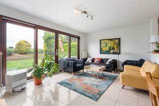 <p><u><strong>Te koop:</strong></u> halfopen huis in Sint-Stevens-Woluwe, gelegen in een rustige woonwijk met prachtig zicht op de velden.<br /><br />Deze woning uit 1996 biedt een comfortabele indeling en een groene omgeving, ideaal voor wie rust zoekt maar toch dicht bij belangrijke voorzieningen wil wonen. Op slechts enkele minuten van het NATO HQ, combineert deze locatie landelijke charme met uitstekende bereikbaarheid. Het zuidoostgerichte terras en de tuin van 110 m² laten u volop genieten van de buitenruimte. De EPC-score B maakt dit huis bovendien energiezuinig.<br /><br /><u><strong>Belangrijkste ruimtes:</strong></u><br />• Ruime woonkamer (35 m²) met veel lichtinval<br />• Keuken (5,6 m²) met bar-tablet en ingebouwde toestellen<br />• Drie slaapkamers (14 m², 12 m², 9 m²)<br />• Badkamer (5,9 m²) met ligbad, dubbele spoelbak en toilet<br />• Zolder (25 m²) met vaste trap, ingemaakte kasten en verwarmingsketel<br />• Garage (18,5 m²) met aansluitingen voor wasmachine en droogkast, berging en ingemaakte kasten<br />• Tuin (110 m², zuidoost) met terras (16 m²)<br /><br /><u><strong>Troeven:</strong></u><br />• Prachtig zicht op de velden<br />• Nabij NATO HQ<br />• Rustige residentiële wijk<br /><br />Meer informatie of een bezoek met Lynn Gorin? Contacteer ons via +3223351115<br />JOUW DROOMHUIS. ZO GEVONDEN!</p>