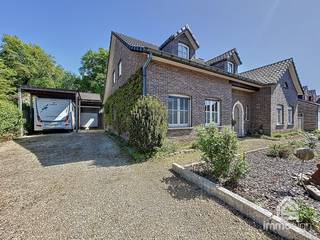 PLUSPUNTEN:+ perceeloppervlak: 837 m²+ bewoonbare oppervlakte: 199 m²!+ vrijstaande garage (2 wagens)+ carport en tuinberging+ overdekt terras+ 4...