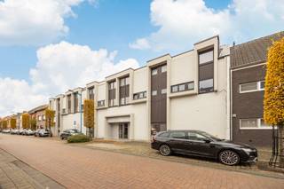 Exclusieve kantoren in het centrum van Geel, op loopafstand van openbaar vervoer en het treinstation, geschikt voor een 15-tal medewerkers.Ligging:...