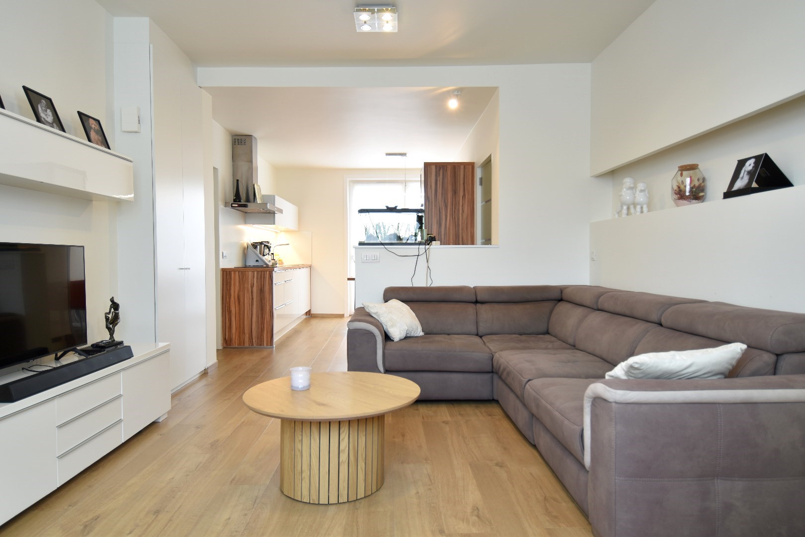 Handelspand op commerciële ligging met bovenliggend 3-slaapkamer appartement te Bissegem - foto 5