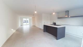 Ben jij op zoek naar een nieuwbouwwoning waar je meteen kan intrekken? <br /><br />Ontdek deze  knappe gezinswoning op het lot 25 in onze gezinsvriendelijke nieuwe wijk in Ruddervoorde.<br /><br />De lichtrijke open leefruimte loopt naadloos over in de<strong> prachtige eilandkeuken</strong> met naastgelegen berging. Eetkamer &amp; keuken geven uit op het terras.<br /><br />Op de verdieping hebben we 3 ruime slaapkamers, een complete badkamer, apart toilet én berging.<br /><br />Deze afgewerkte woning werd ook al <strong>geschilderd</strong>. Dankzij zonnepanelen en een slim ventilatiesysteem wordt jouw nieuwe thuis zeer <strong>energiezuinig (A-label)</strong> en voorzien van alle comfort. <br /><br />Ook jouw zongerichte terras, de carport, het tuinhuis, jouw gazon én de tuinafsluiting zijn al afgewerkt.  <br /><br />Waar wacht je nog op? Kom even binnenkijken. 