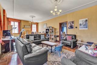 Voor meer info of een bezoek, bel 053 59 49 33 - Op een goede locatie in Denderhoutem bevindt zich deze charmante woning. Mits renovatie maakt...