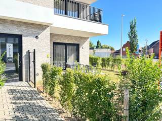 Mooi gelegen hoek-appartement op het gelijkvloers, in residentie De Molen III, gebouwd in 2023.<br /><br />Het appartement met 80 m² bewoonbare oppervlakte, heeft een mooi terras van 10,50 m² en een privatief tuintje van ca 62 m².<br />Tevens zijn een autostaanplaats en twee fietshaken in de afgesloten fietsberging inbegrepen.<br /><br />Het aandeel in de gemeenschappelijke delen bedraagt 557/10.000sten voor het appartement en 23/10.000sten voor de autostaanplaats.<br /><br />De indeling is als volgt:<br />Inkomhal met toegang tot: badkamer, slaapkamers 1 en 2, gastentoilet en de leefruimte.<br />De badkamer is voorzien van een inloopdouche en lavabomeubel.<br />Leefruimte met open keuken en berging/wasplaats.<br /><br />Veel lichtinval,: groot schuifraam aan het terras, evenals een groot raam aan de zijkant van de living.<br /><br />Het appartement is momenteel verhuurd voor 825 euro/maand + 60 euro maandelijkse bijdrage in de syndickosten (algemeen onderhoud gemeenschappelijke delen).<br /><br />- inclusief privatieve parkeerplaats<br />- inclusief twee fietshaken in de afgesloten fietsenberging<br />- voldoende publieke parkeerplaatsen vlakbij<br />- volledig opgeschilderd (zowel gemeenschappelijke delen als het appartement zelf)<br />- energiezuinig, energielabel A<br />- CV op aardgas met vloerverwarming (behalve in slaapkamers: radiatoren)<br />- het gelijkvloers betaalt NIET mee in het onderhoud en herstellingen van de lift<br />- centrale ligging<br /><br />Interessante investering! ==> Een zo goed als nieuwbouw appartement met recent, marktconform huurcontract, dat kan aangekocht worden onder het registratiestelsel.<br /><br />Beschikbaar voor eigen bewoning na opzeg huurcontract (vanaf notariële akte max. 6 maanden opzegtermijn)
