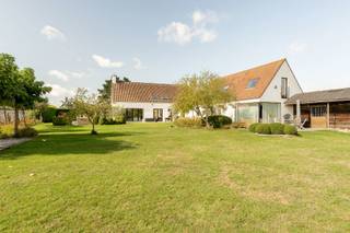 Prachtige eigendom van 5.500 m² rustig gelegen nabij het centrum van Knokke, genietend van verzichten op de velden.
Indeling: inkomhal met gastentoilet. Ruime woonkamer met comfortabele veranda. Open keuken met prachtig uitzicht over de velden en de tuin.
Eerste verdieping: master bedroom met eigen badkamer, tweede en derde volwaardige slaapkamer, badkamer in nachthal en een vierde kleinere kamer of bureauruimte.
Afzonderlijke atelier met lichtrijke woonkamer, keuken en eetkamer. Op de eerste verdieping bevinden zich twee volwaardige slaapkamers met elk een eigen badkamer en toilet.
Meerdere parkeerplaatsen.
