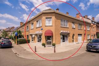 Handelshuis of zeer grote woning met potentieel (300m²).De handelsruimte kan op perfect gebruikt worden als winkel, praktijkruimte of kantoor voor...