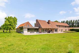 <p>Te koop: unieke hoeve met uitzonderlijk potentieel (combinatie wonen/praktijk, B&B, co-housen, of voor mensen op zoek naar ruimte), midden in het natuurreservaat De Kleiputten, genietend van alle rust & privacy, met prachtige vergezichten. Gelegen in WOONZONE, wat ongelofelijke kansen biedt.</p><p>Deze prachtige eigendom bestaat uit een handige grote parking, en een charmante hoevewoning (hoofdgebouw + bijgebouw)</p><p>Wat maakt dit pand uniek?<br />Het hoofdgebouw heeft meer dan 400 m² bewoonbare oppervlakte, goed voor een indrukwekkend volume en talloze invulmogelijkheden.<br />Met 11 slaapkamers en 8 badkamers biedt deze prachtige eigendom alle ruimte voor grote gezinnen, woonprojecten of ruimtezoekers.</p><p>Binnen vallen meteen de lichtrijke leefruimtes en het open gevoel op. Zowat elke ruimte geniet van zicht op de omliggende natuur. De hoeve beschikt over hoogrendementsglas met houten schrijnwerk, wordt verwarmd met een mazoutinstallatie, en biedt het comfort dat je van een grote landelijke woning mag verwachten.</p><p>Mogelijkheid bijkopen aanpalende bouwgrond 5000m2 + 1,8 hectare</p><p>Voor wie is dit ideaal?<br />Deze eigendom is perfect voor natuurliefhebbers, ondernemers, of grote families die dromen van een unieke woonplek met veel ruimte, rust en uitstekende ontwikkelingsmogelijkheden.</p><p>Te koop via Immo Beguin, jouw vastgoedexpert sinds 2009, met kantoren in Ronse, Waregem, Kortrijk, Deinze, Doornik en Lessines.<br />Meer info of bezoek via flore@immobeguin.be</p>