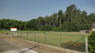 TE KOOP | Prachtige bouwgrond in Averbode<br /><br />Op een rustige en groene toplocatie in Averbode vindt u deze mooie bouwgrond voor open bebouwing, gelegen vóór de bestaande woning. Het perceel biedt tal van mogelijkheden en vormt de ideale basis voor wie zijn droomwoning volledig naar eigen wensen wil realiseren.<br /><br />Bouwmogelijkheden<br /><br />De voorschriften laten een hoofdgebouw toe met een maximale bebouwbare oppervlakte van 150 m² op het gelijkvloers, met:<br /><br />- een minimale voorgevelbreedte van 7 meter;<br />- een minimale bouwdiepte van 9 meter;<br />- maximaal 2 bouwlagen + zolder;<br />- een maximale nokhoogte van 11 meter;<br />- een maximale kroonlijsthoogte van 6,5 meter bij een hellend dak of 7 meter bij een plat dak.<br /><br />Daarnaast zijn er nog verschillende mogelijkheden:<br /><br />- Vrije keuze van dakvorm en gebruik van duurzame materialen;<br />- een bijgebouw tot 40 m², bijvoorbeeld als tuinhuis, berging of poolhouse;<br />- mogelijkheid tot een complementaire functie, zoals een kantoor of dienstverlening, tot maximaal 75 m², waarbij wonen de hoofdfunctie blijft.<br /><br />De combinatie van de groene omgeving, rustige ligging en ruime bouwmogelijkheden maakt dit perceel bijzonder interessant voor wie op zoek is naar een bouwgrond met mogelijkheden.<br /><br />Interesse? Neem gerust contact met ons op voor meer informatie of een bezoek ter plaatse.<br /><br />014/95.37.50<br />immo@degroot-celen.be